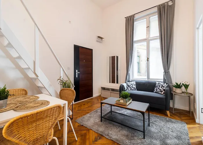 Vintage 2 Bedroom Apartment, Kai
